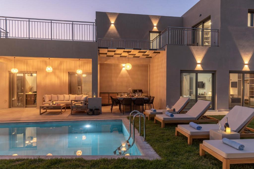 Bazén v ubytování KS Luxury Villas Heated Pools nebo v jeho okolí