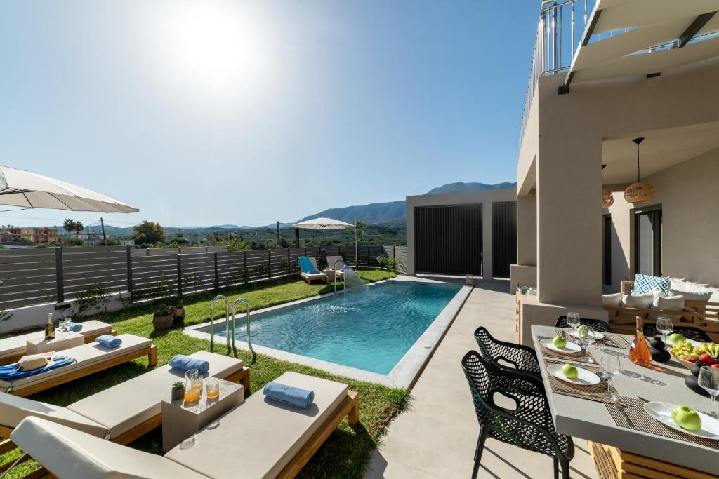 Bazén v ubytování KS Luxury Villas Heated Pools nebo v jeho okolí