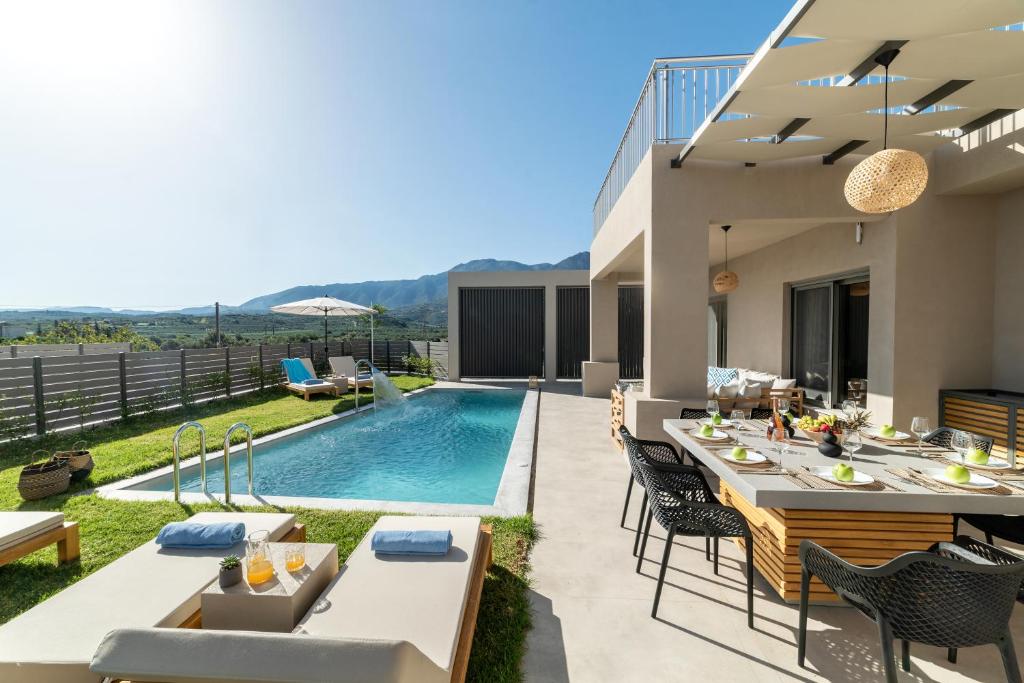 Bazén v ubytování KS Luxury Villas Heated Pools nebo v jeho okolí