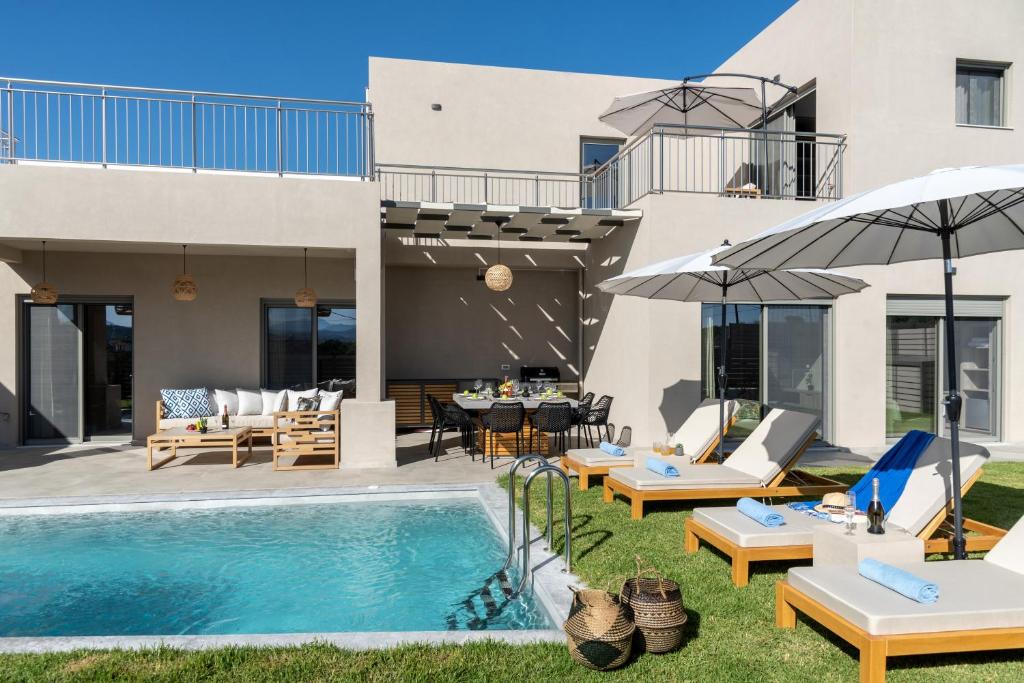 Bazén v ubytování KS Luxury Villas Heated Pools nebo v jeho okolí