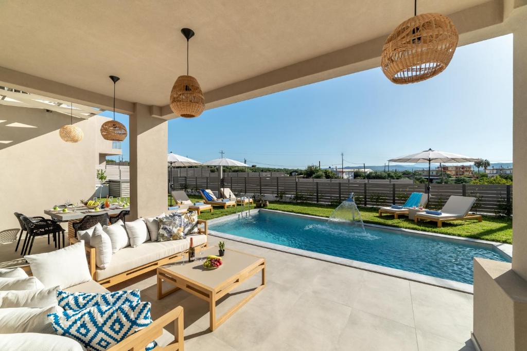 Bazén v ubytování KS Luxury Villas Heated Pools nebo v jeho okolí
