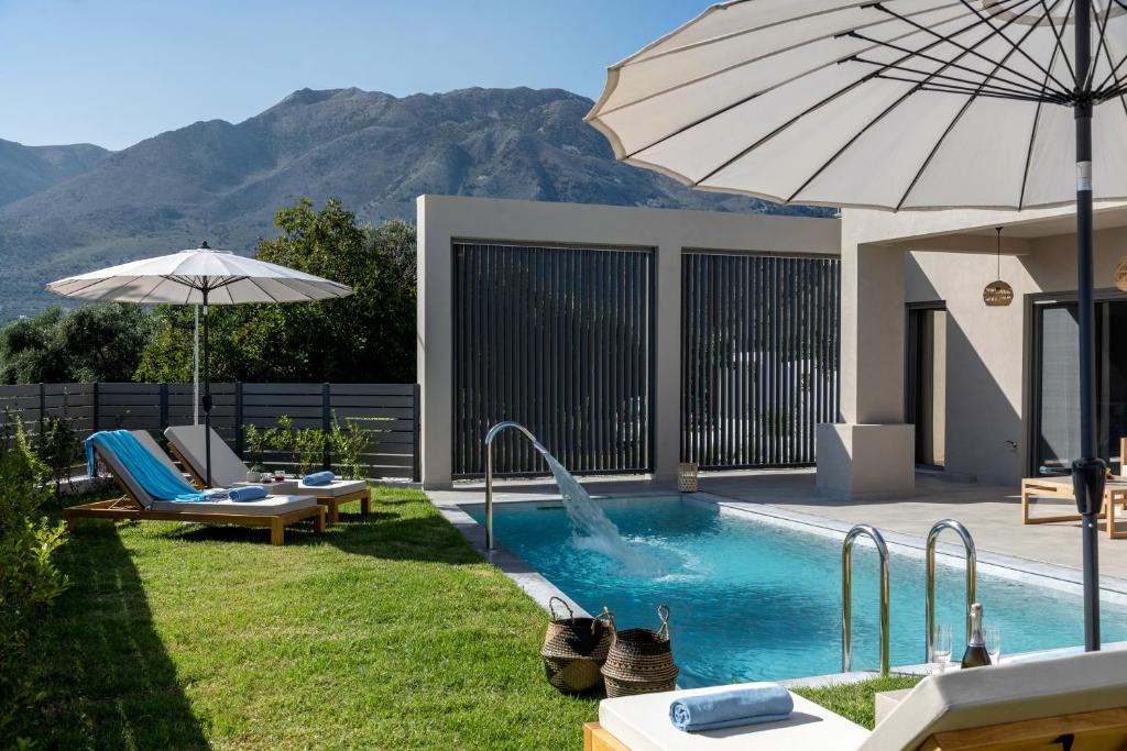 Bazén v ubytování KS Luxury Villas Heated Pools nebo v jeho okolí