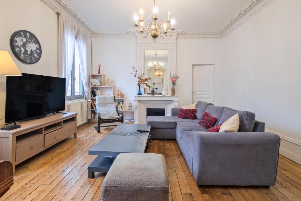 Televízia a/alebo spoločenská miestnosť v ubytovaní Miraflores, appartement en ville
