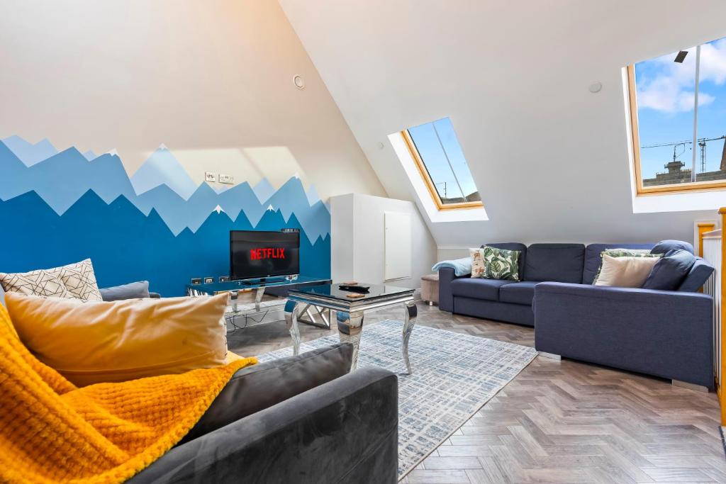 a living room with mountains painted on the wall at Luxurious 3 Bed Townhouse Bham Centre in Birmingham
