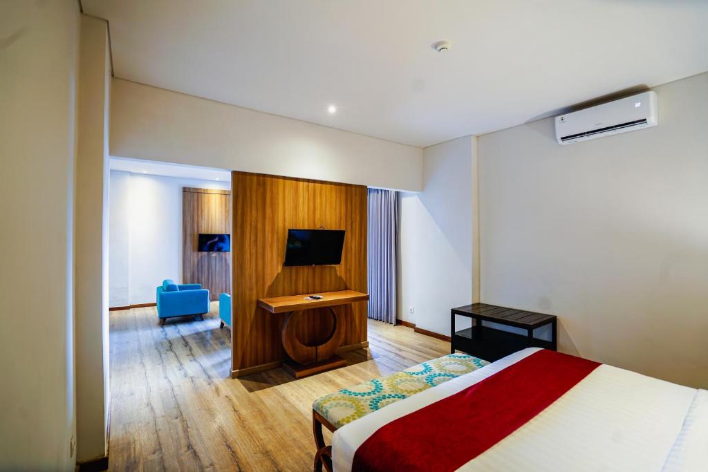 TV a/nebo společenská místnost v ubytování The Kirana Canggu Hotel