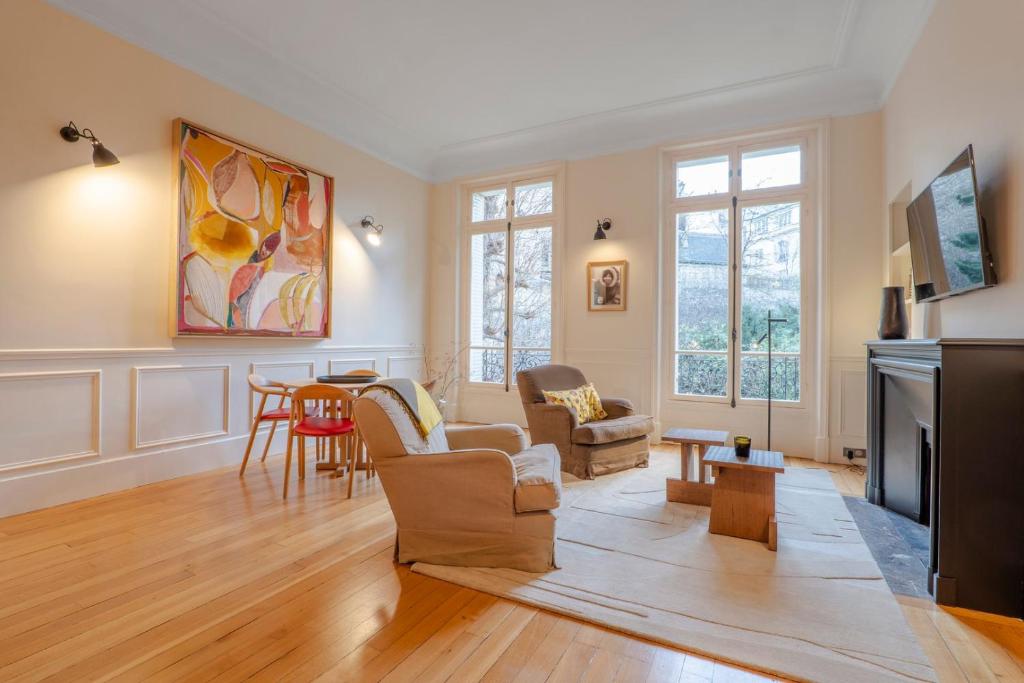 un salon avec un canapé et une table dans l'établissement Chic 7th Elegance, à Paris