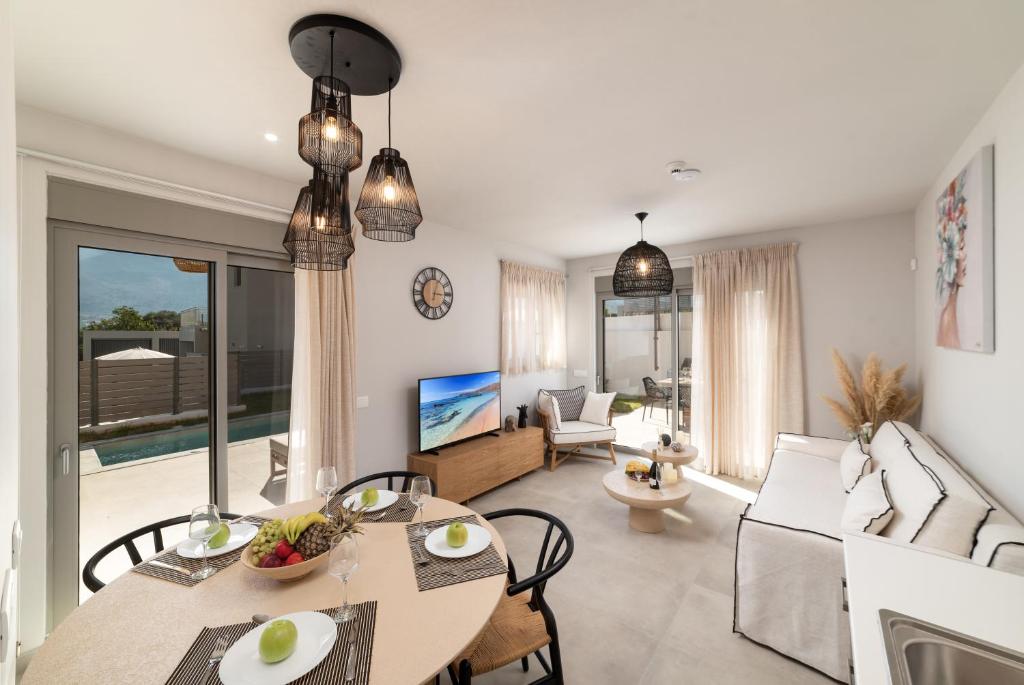 Postel nebo postele na pokoji v ubytování KS Luxury Villas Heated Pools