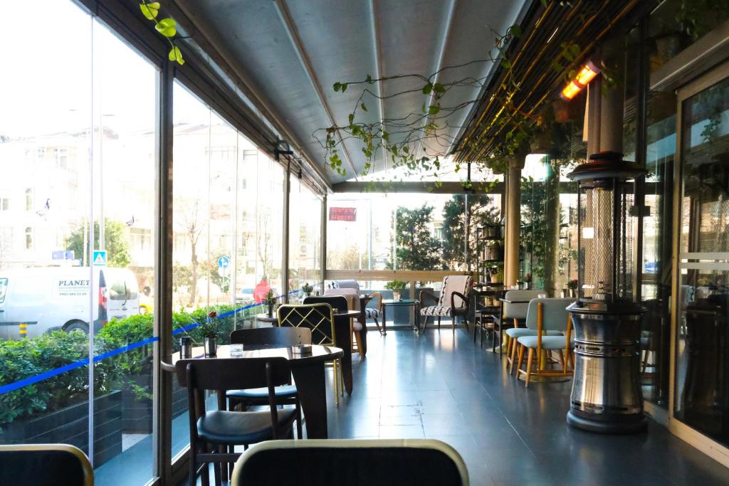A restaurant or other place to eat at The Cettia Istanbul