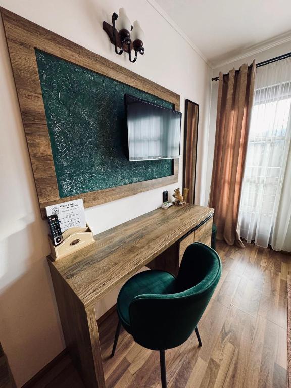 TV a/nebo společenská místnost v ubytování Casa Traian