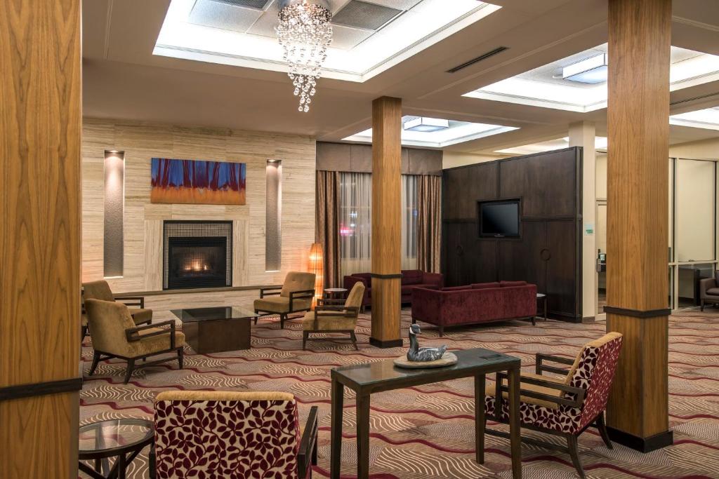 Posezení v ubytování Holiday Inn Lethbridge by IHG