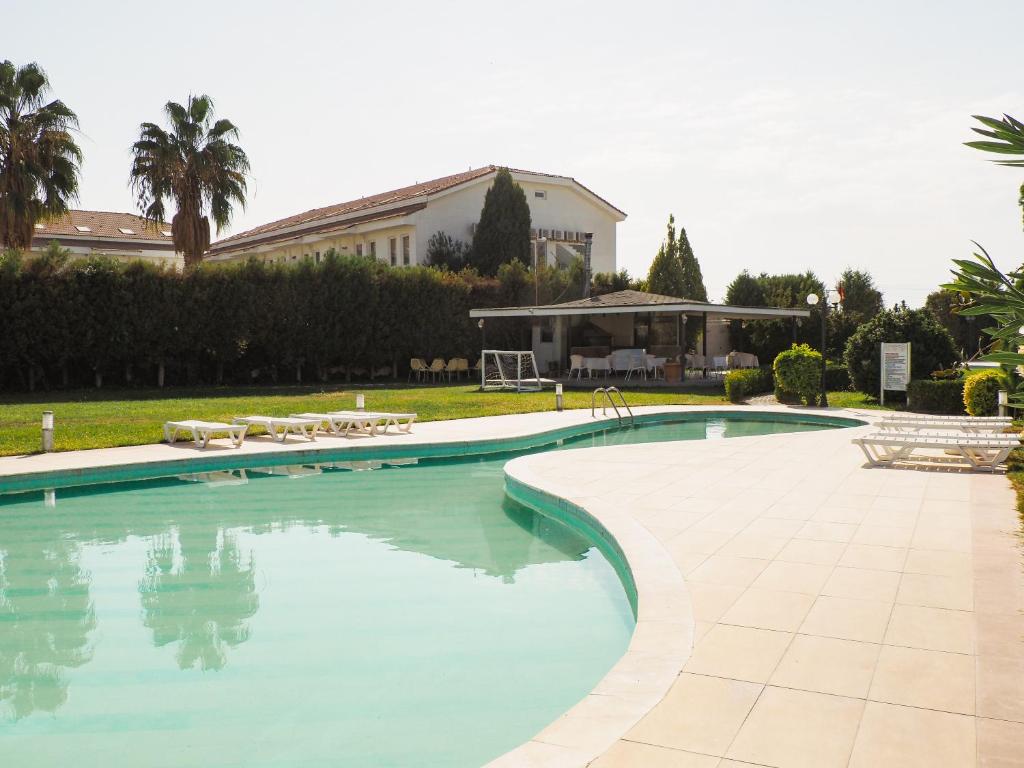 Bazén v ubytování Tripolis Hotel nebo v jeho okolí