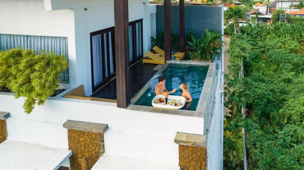 Bazén v ubytování The Kirana Canggu Hotel nebo v jeho okolí