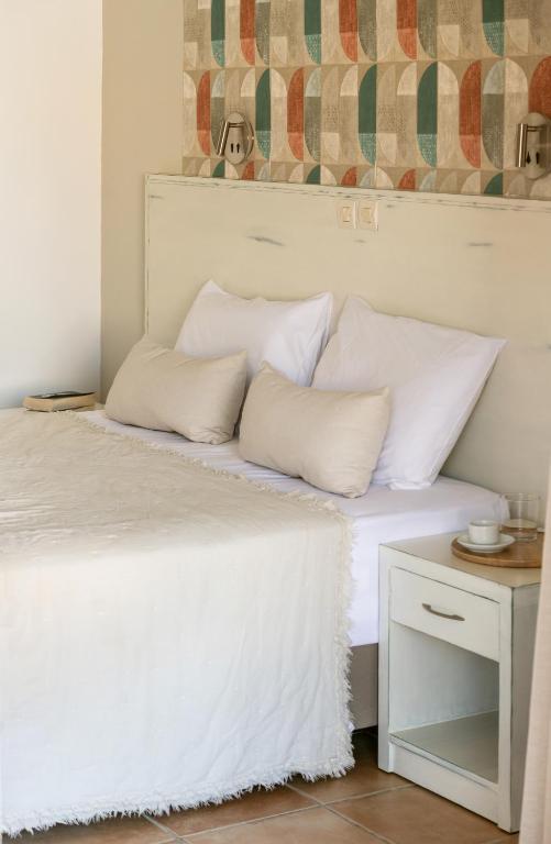 Postel nebo postele na pokoji v ubytování Ecoresort Hotel Zefyros