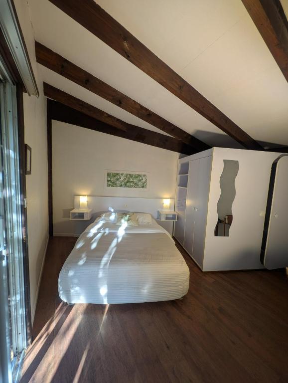 Postel nebo postele na pokoji v ubytování L'Auberge des Collines