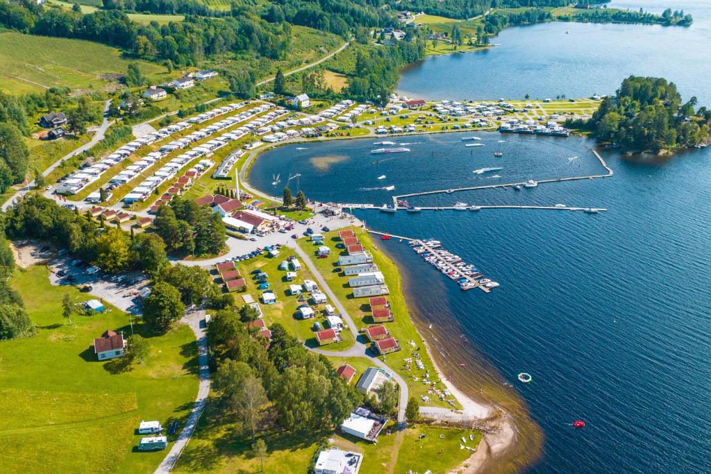 una vista aerea di un porto turistico con barche in acqua di First Camp Norsjø Telemark a Akkerhaugen