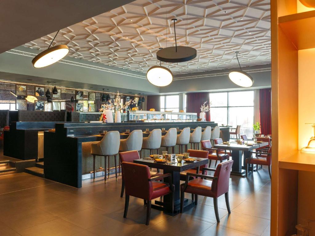 Lounge nebo bar v ubytování Novotel Muscat Airport