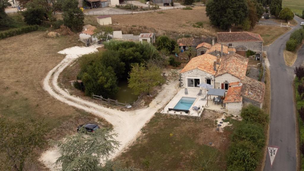 une vue aérienne d'une maison avec piscine dans l'établissement La Maison De Mon Enfance et son Studio, à Magnac-Lavalette