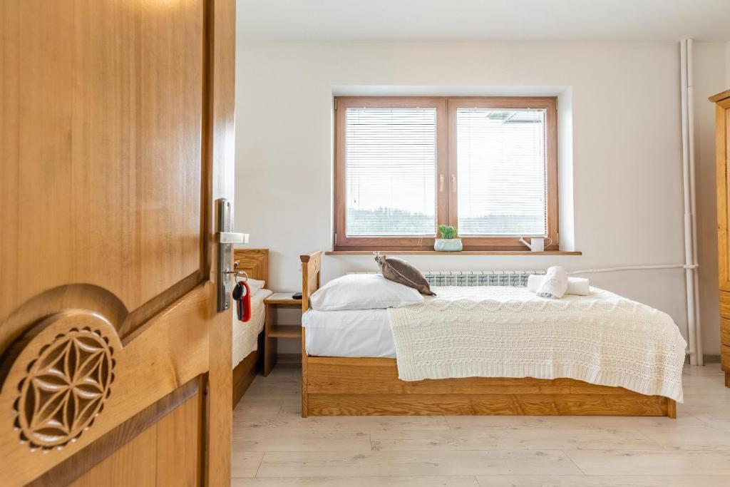 Noclegi SIUSTER z widokiem na góry - świetna lokalizacja, blisko Term Bukovina - w wakacje śniadania serwowane są w obiekcie 120m dalej - Twin Room