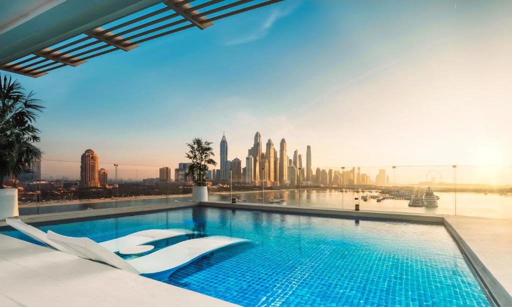Bazén v ubytování FIVE Palm Jumeirah Dubai nebo v jeho okolí