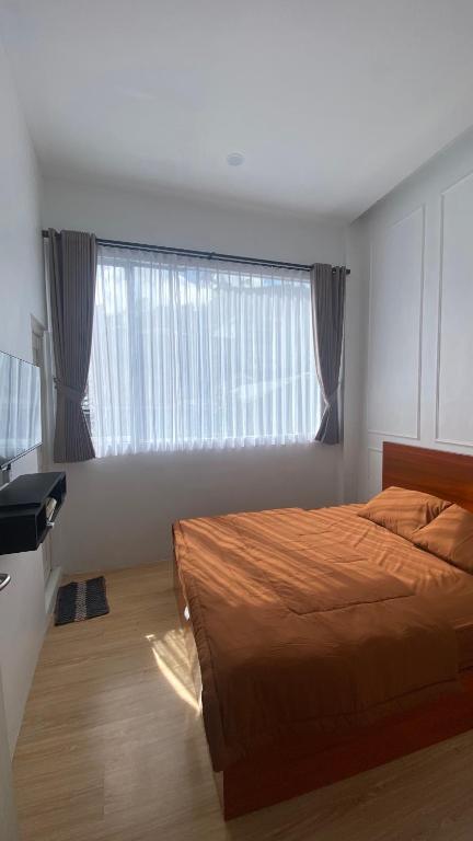 Postel nebo postele na pokoji v ubytování Arjuna Luxury Dieng Syariah