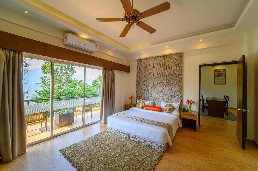 Postel nebo postele na pokoji v ubytování Sinclairs Retreat Kalimpong