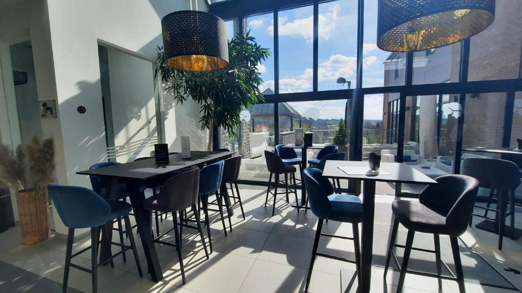 Restaurace v ubytování Maisons de Vacances Azur en Ardenne