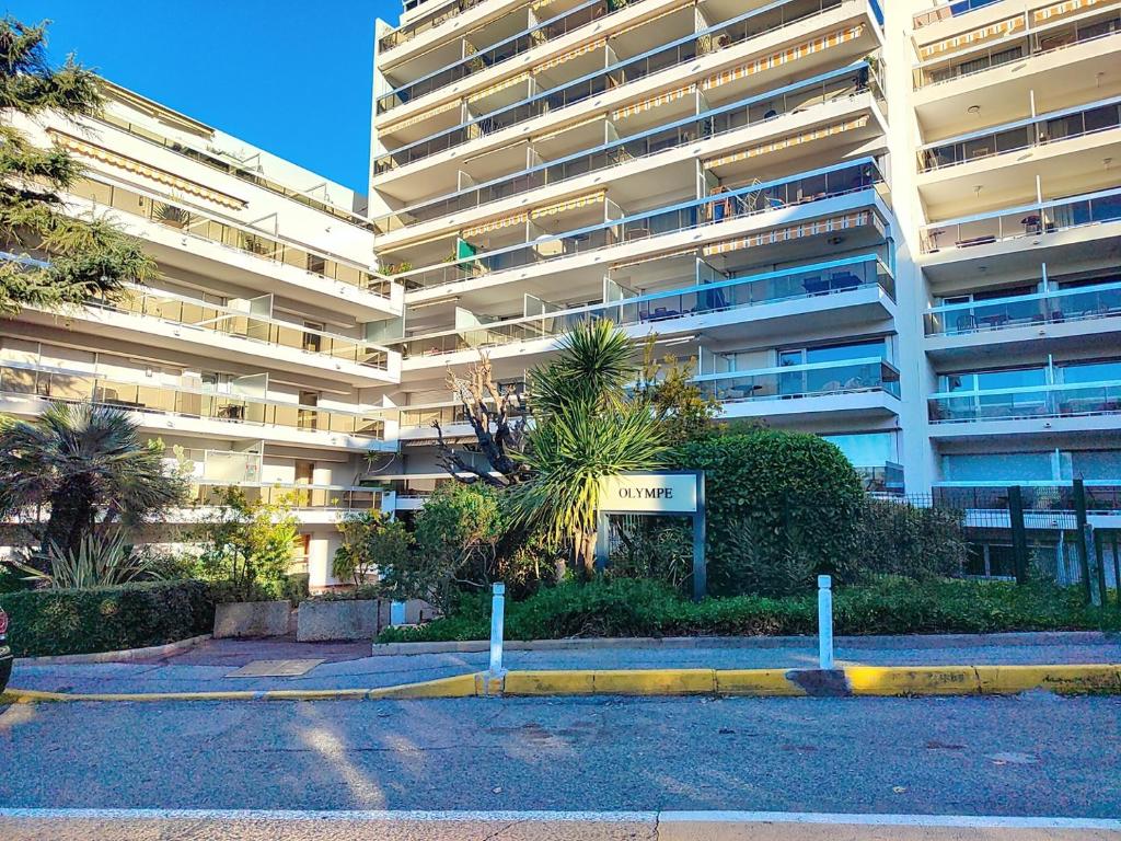 un parking en face d'un grand bâtiment dans l'établissement Olympe, à Antibes