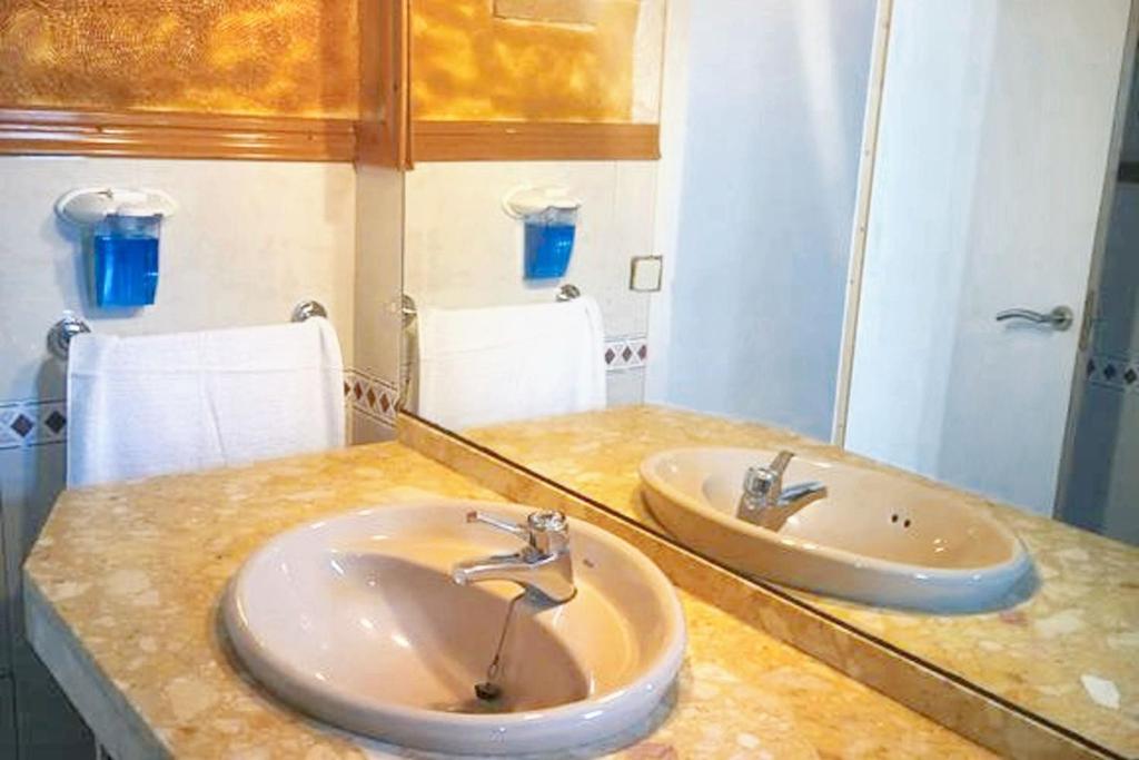 Kúpeľňa v ubytovaní Comfortable house near Esparreguera with city view