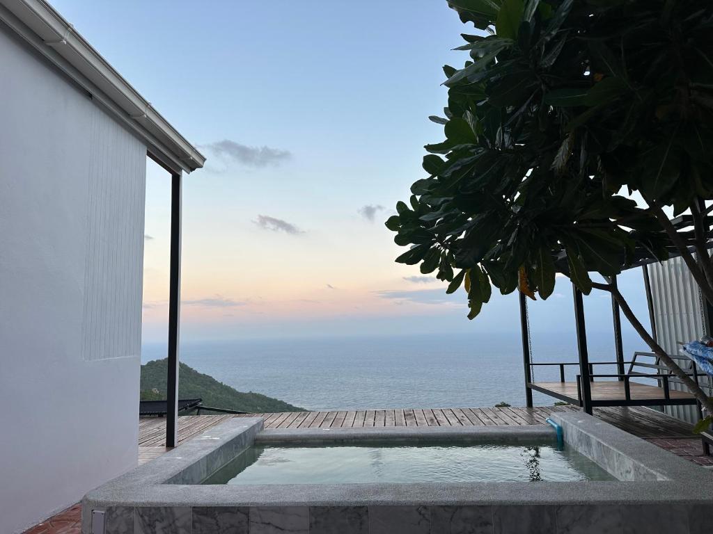 une piscine avec vue sur l'océan dans l'établissement Love koh tao villa, à Koh Tao
