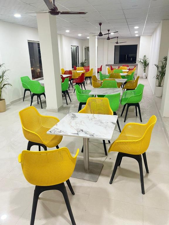 TV a/nebo společenská místnost v ubytování Apna Homes Stay & Hotel I Gurugram I Sector-71