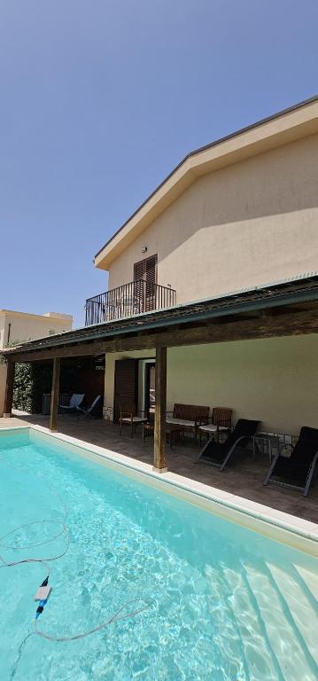 Bazén v ubytování B&b A Due Passi Dal Sole nebo v jeho okolí