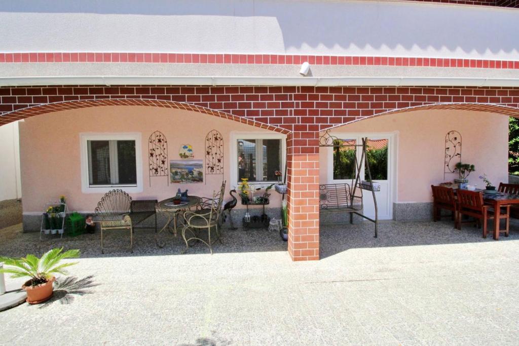 Reštaurácia alebo iné gastronomické zariadenie v ubytovaní Apartment Renata