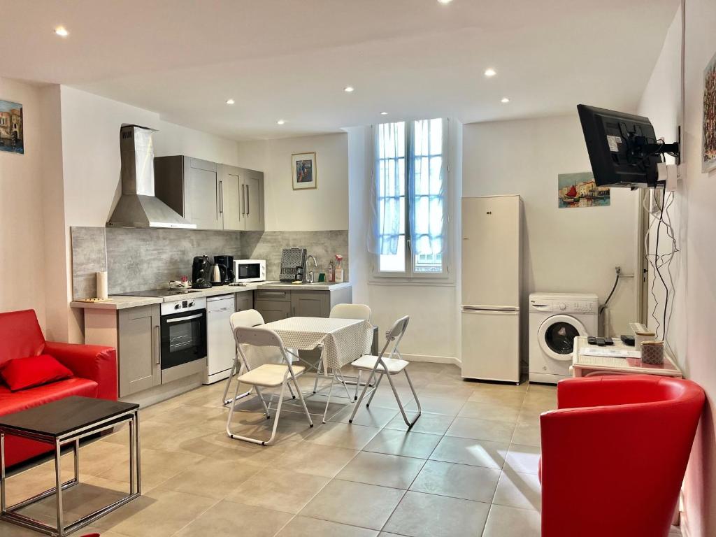 une cuisine et un salon avec une table et des chaises dans l'établissement Honore apartment 3 min from Palais des Festivals by Welcome to Cannes, à Cannes