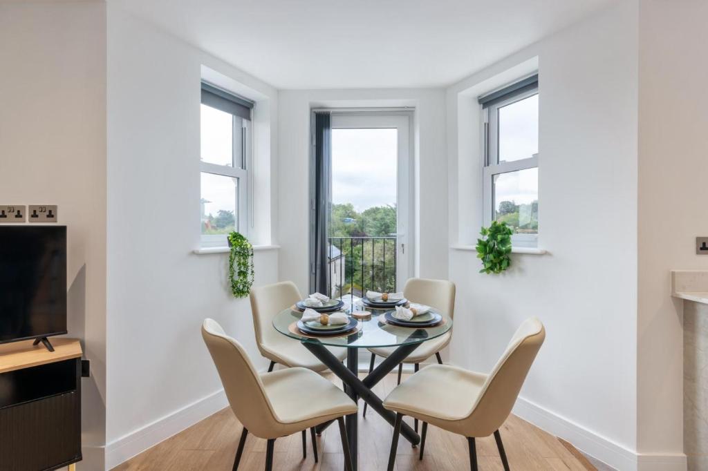 a dining room with a table and chairs at The Luxe 2Bedroom Saarb Apartment, Leatherhead in Leatherhead