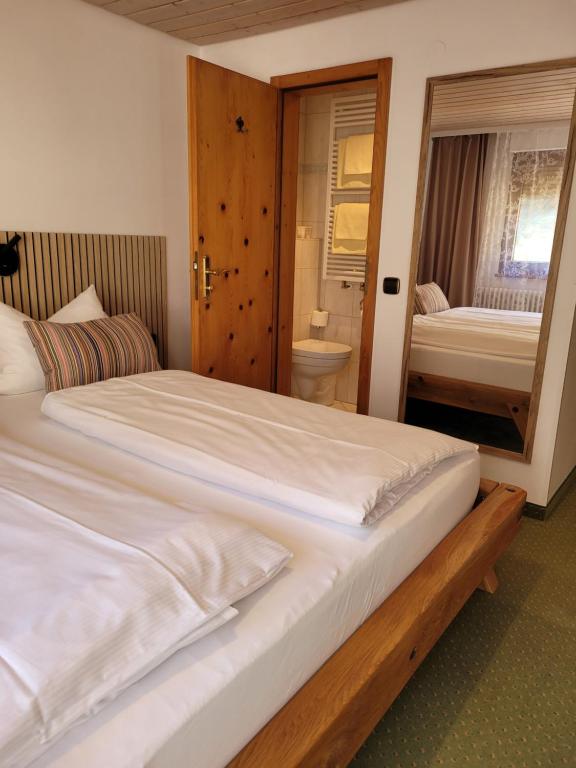 Postel nebo postele na pokoji v ubytování Hotel Obergfell