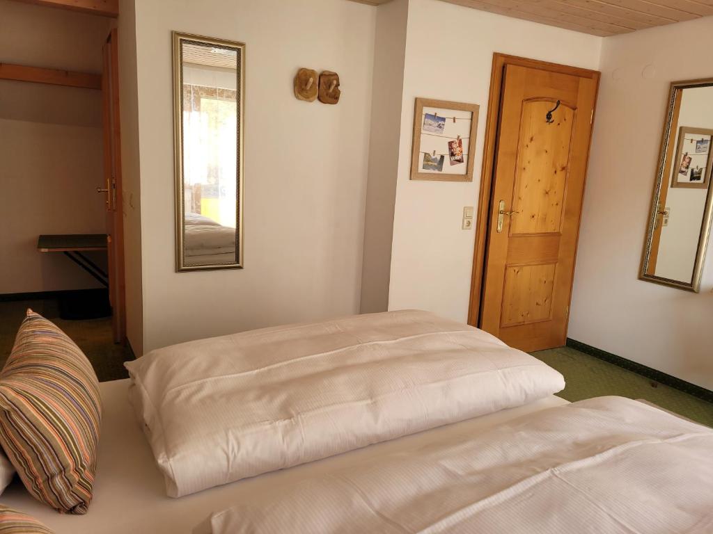 Postel nebo postele na pokoji v ubytování Hotel Obergfell