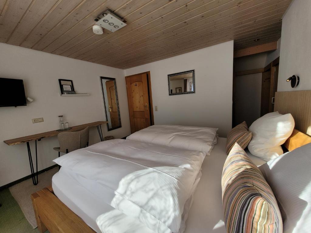 Postel nebo postele na pokoji v ubytování Hotel Obergfell