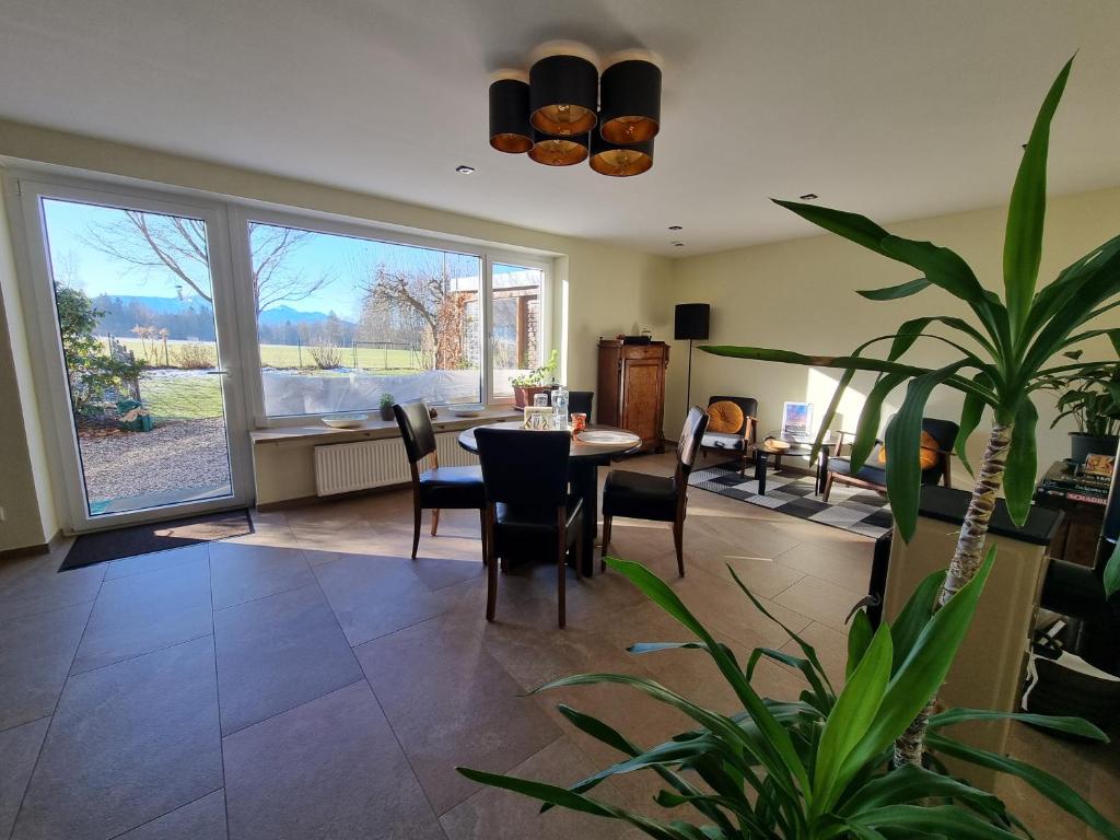 Posezení v ubytování Ferienwohnung mit Garten und Bergblick