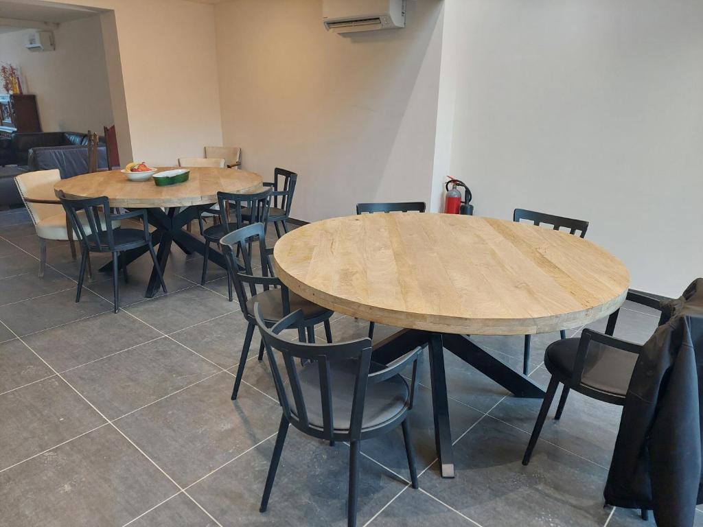 TieltにあるKrie1のダイニングルーム(木製テーブル2台、椅子付)