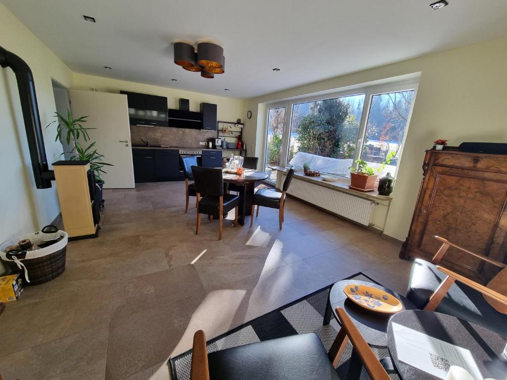 Kuchyň nebo kuchyňský kout v ubytování Ferienwohnung mit Garten und Bergblick