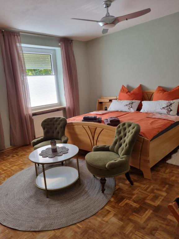 Postel nebo postele na pokoji v ubytování Ferienwohnung mit Garten und Bergblick