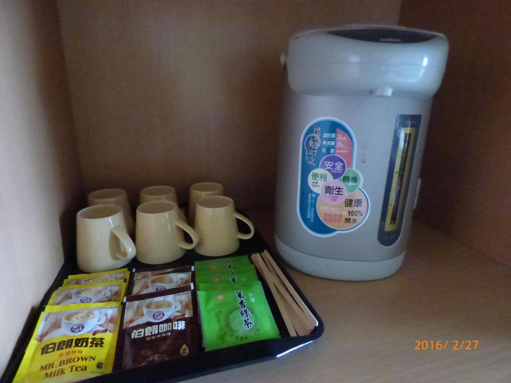 Příslušenství pro přípravu čaje a kávy v ubytování Flower Bird House B&B