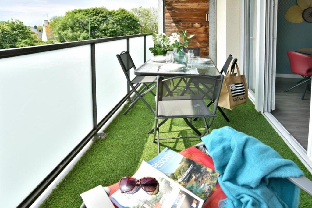 d'un balcon avec une table et des chaises sur gazon. dans l'établissement Breizh emeraude, à Saint-Malo