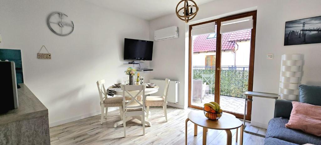 Μια τηλεόραση ή/και κέντρο ψυχαγωγίας στο TriAapart Apartamenty ZŁOTY BRZEG Mikoszewo