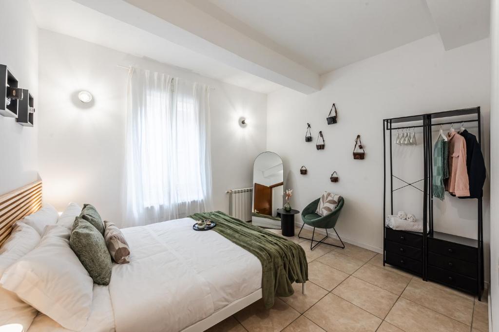 モデナにあるCasa del Fotografo, a due passi dall'accademiaの大きなベッドと鏡のある寝室