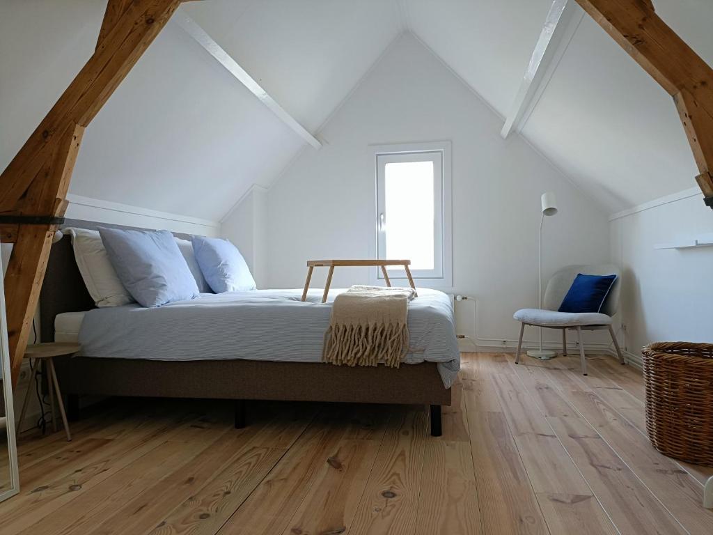 a bedroom with a bed in a attic at Cottage at Sea in Noordwijk aan Zee