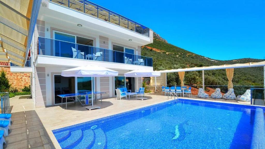 Bazén v ubytování Kalkan 4 Bedroom Villa 2630 nebo v jeho okolí