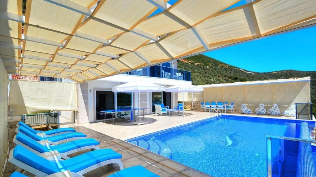 Bazén v ubytování Kalkan 4 Bedroom Villa 2630 nebo v jeho okolí