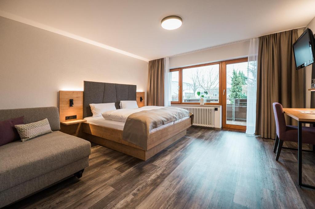 Hotel Goldener Engel - Family Room With Shared Bathroom
