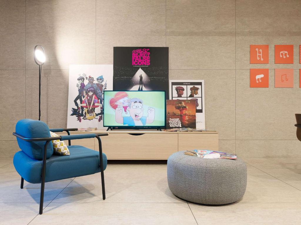 TV a/nebo společenská místnost v ubytování ibis Styles Nancy Centre Gare